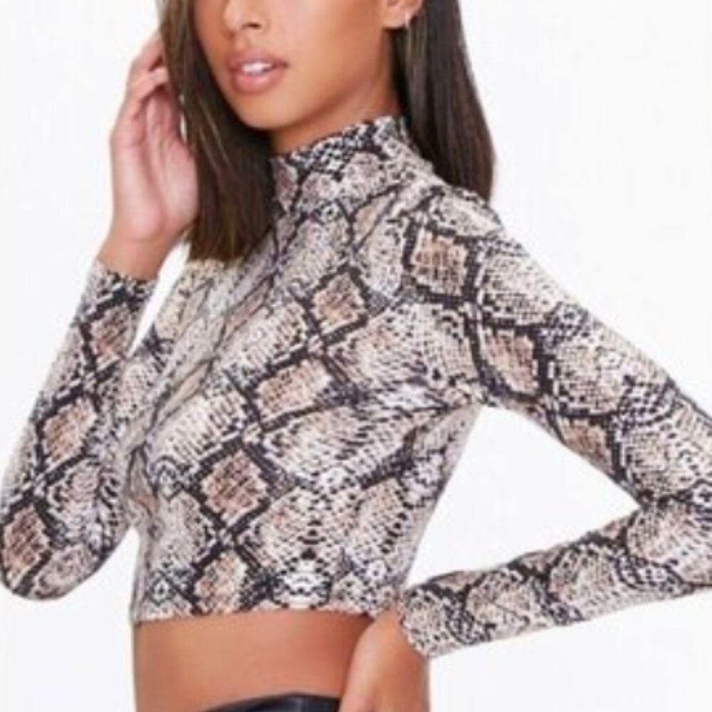 Forever 21 Women's Snake Print Mock Neck Crop Long Sleeve Top Size Medium - Picture 2 of 16